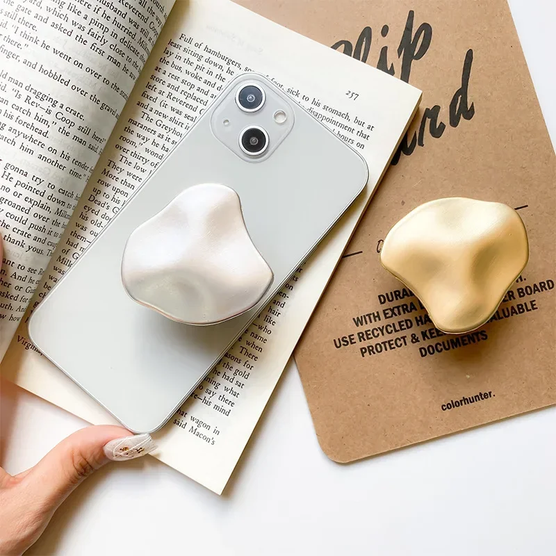 Складной держатель для телефона с кольцом на палец и металлической текстурой