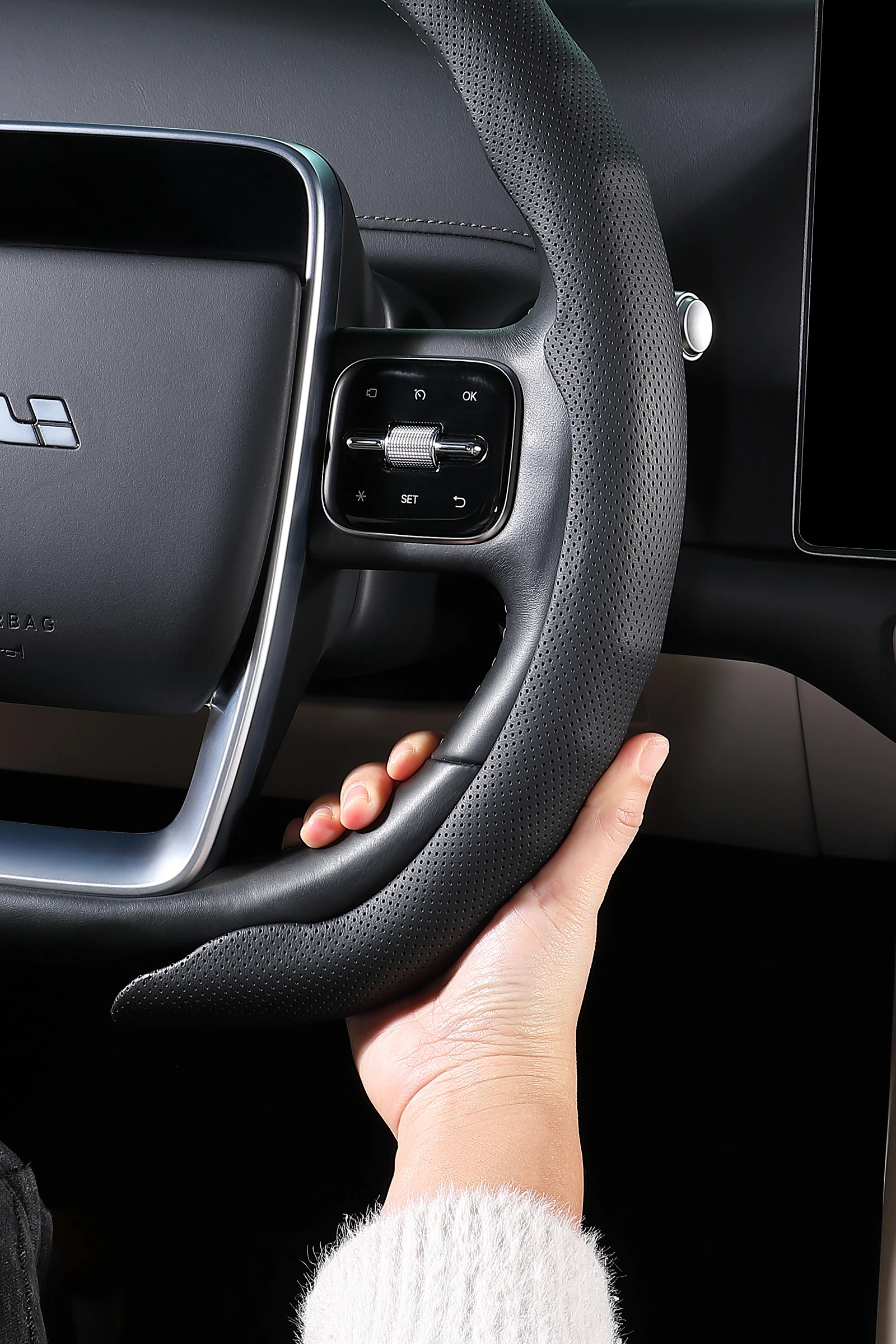 Фото Кожаный чехол на руль, подходит для всех моделей Mazda 3, 5, 6, Axela, Atenza, CX30, CX5, CX8, CX9, MX5, RX8, RX7, BT50, универсальный, на все сезоны №4