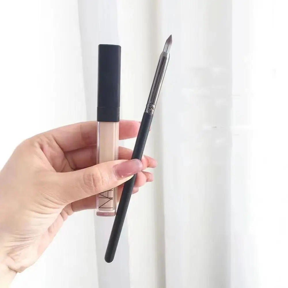 Tip Shape Eyeshadow Brush Wooden Handle Eye Bag Concealer Brush Cover Dark Circles Makeup Brushes