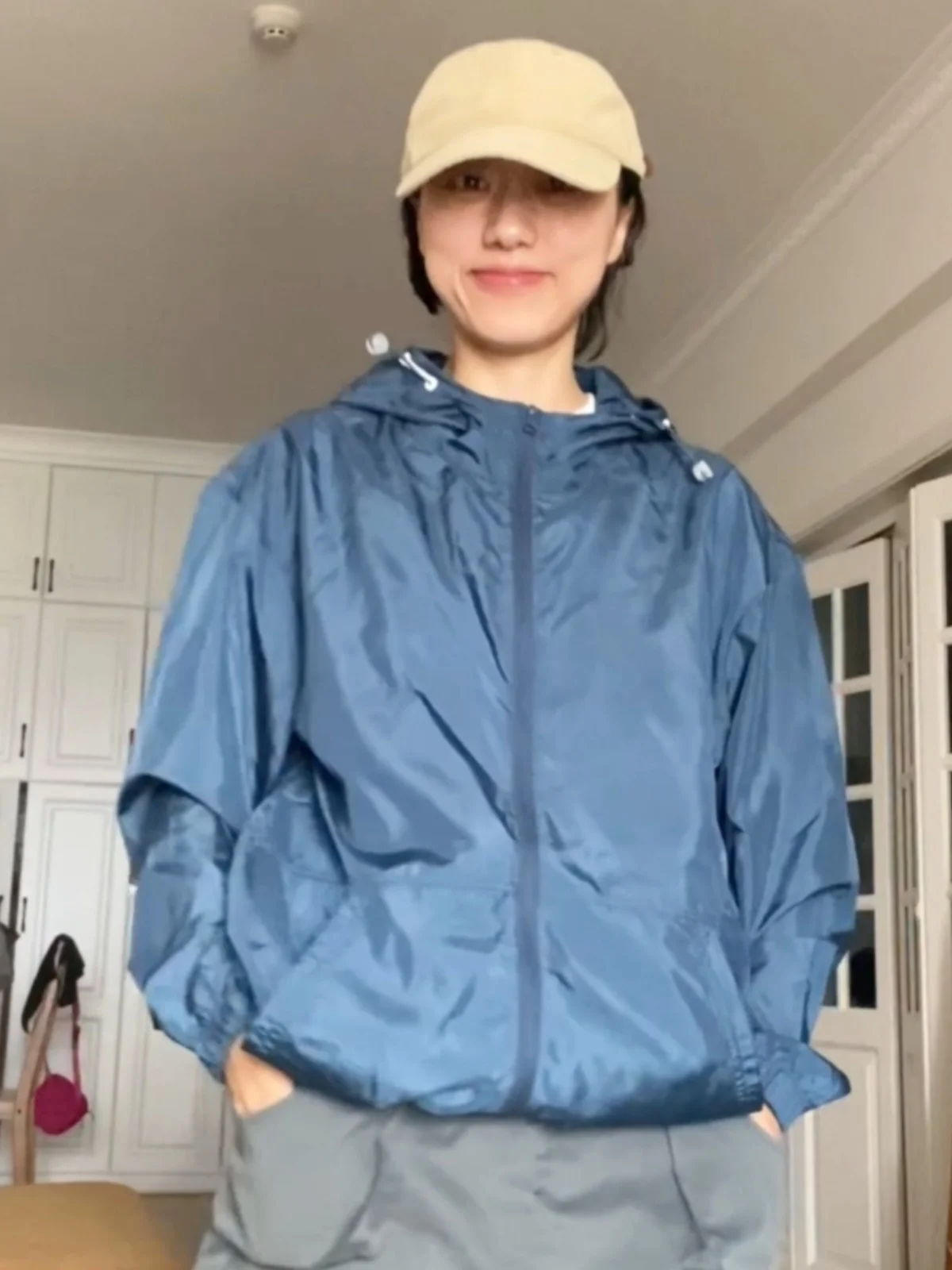 Функциональная легкая женская верхняя одежда с свободным капюшоном