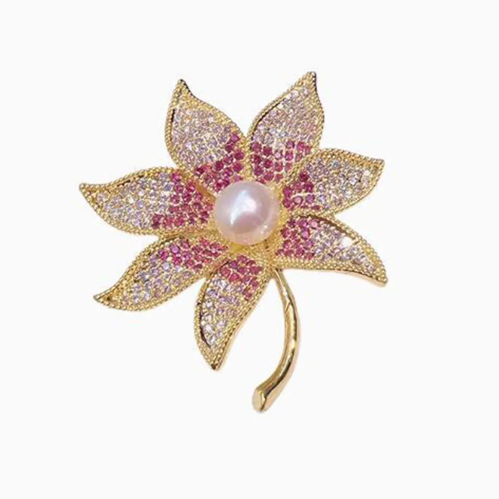 Женская брошь с жемчугом и кленовыми листьями