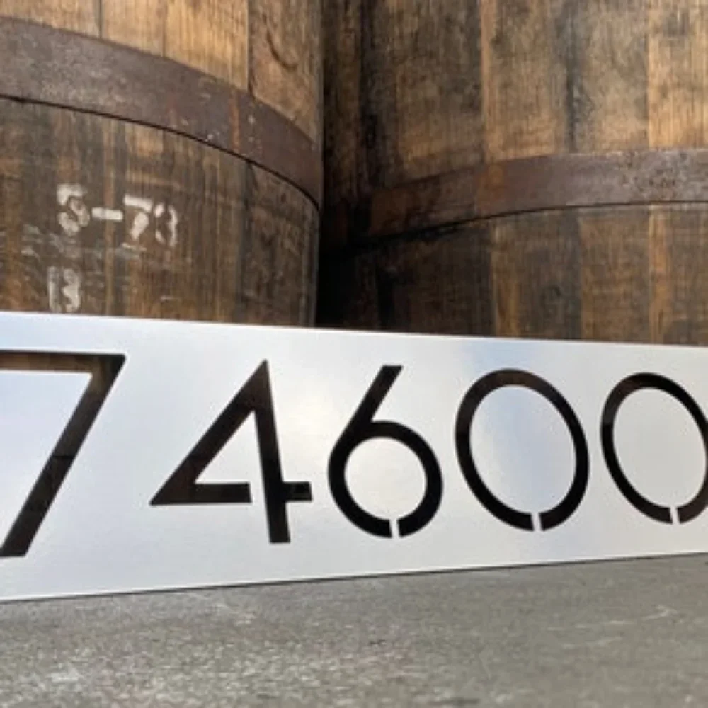Металлическая адресная вывеска с современными номерами дома для уличного