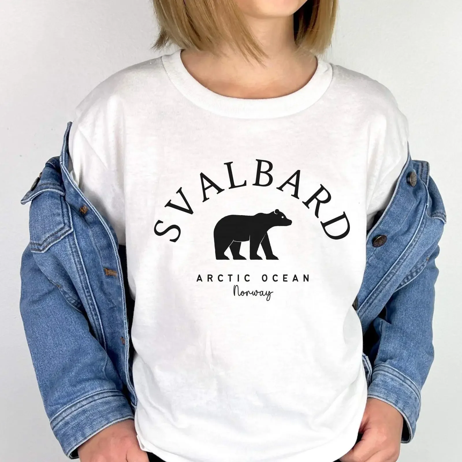 Фото Детская футболка Svalbard с полярным медведем, винтажная, из Норвегии, с эффектом потертости, эластичная, дизайнерская, универсальная, мягкая, слегка модная №1