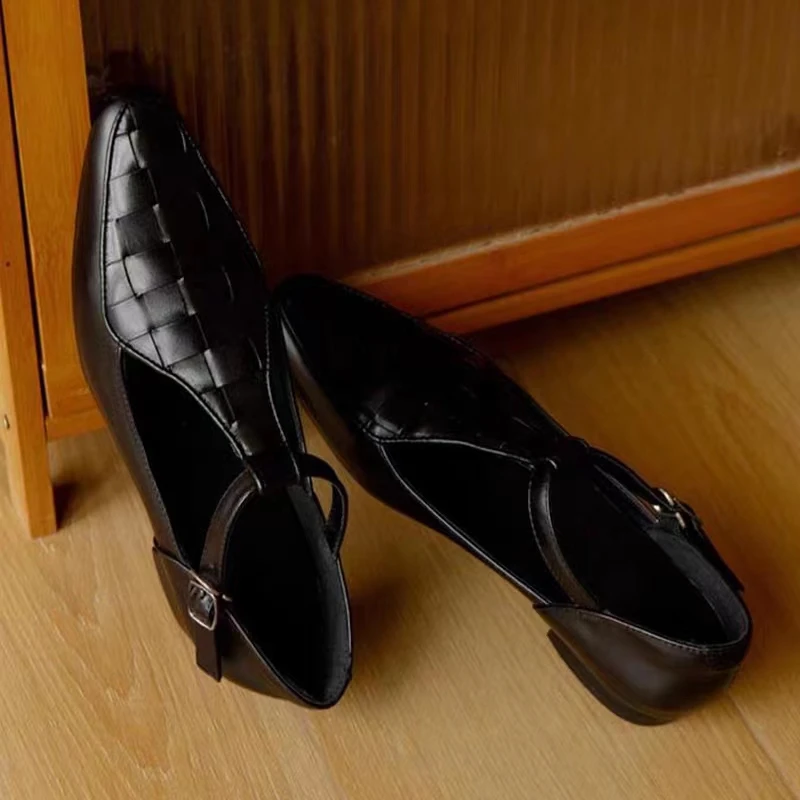 2023 French Retro Pointed Loafers Shallow Flat Shoes Low-Heeled Leather T-Buckle Ballet Fashion Gold Shoes Women.