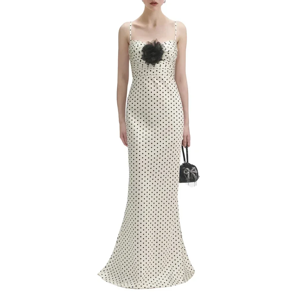 Женское длинное вечернее платье в горошек без рукавов