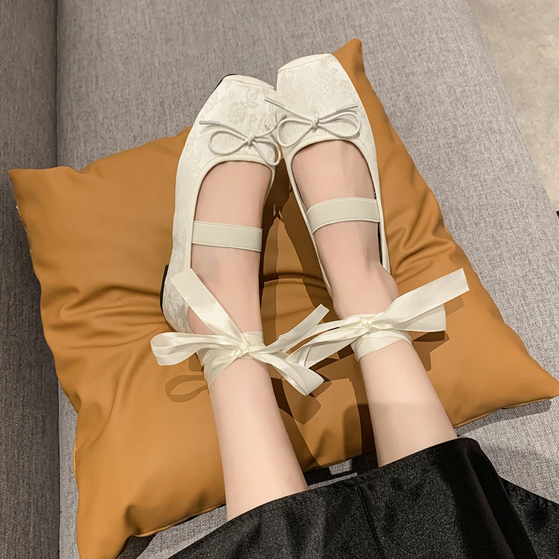 Балетки женские с перекрестными лямками элегантные модные туфли на плоской