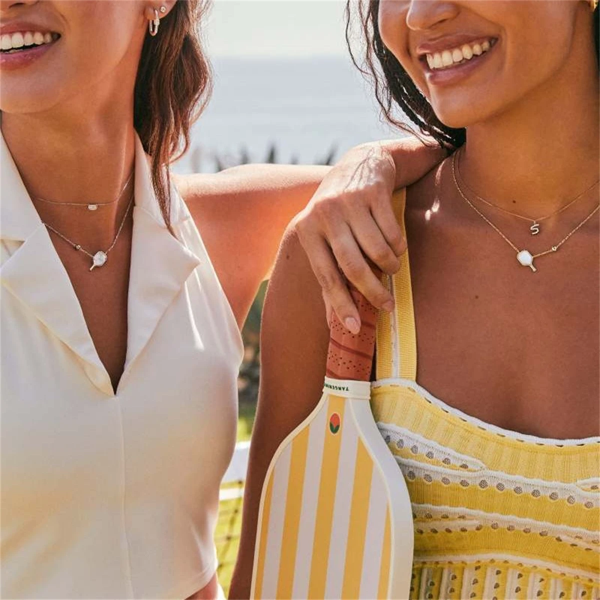 Ракетка для тенниса в европейском и американском стиле с простым белым корпусом