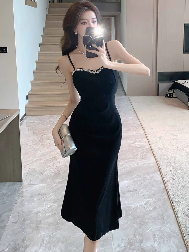 Черное элегантное шикарное пикантное длинное платье на бретельках с