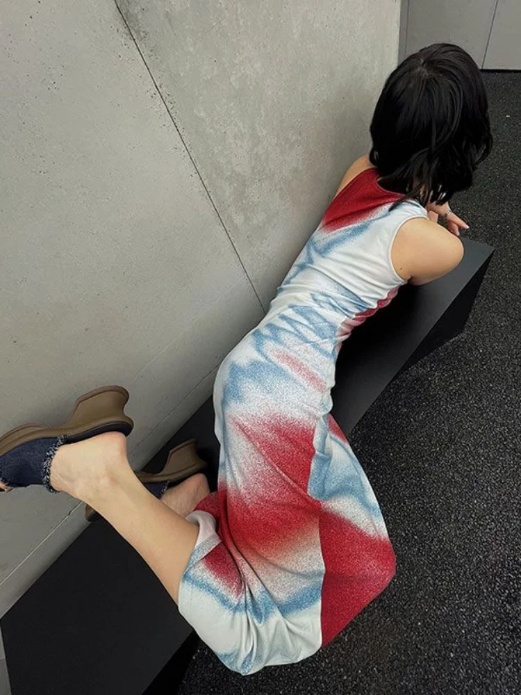 Женское приталенное платье контрастных цветов