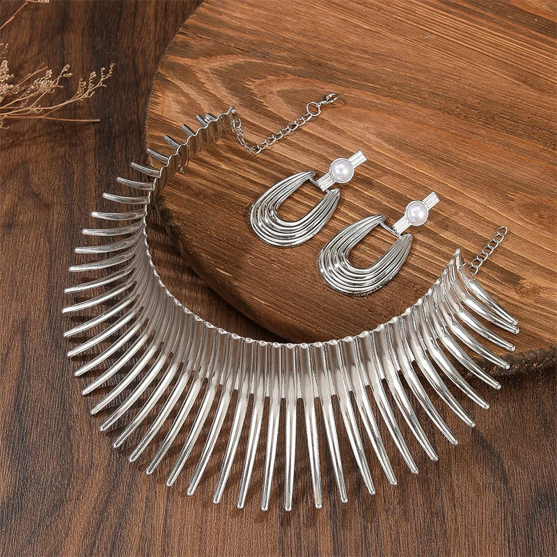 Комплект из колье и серёг золотистого цвета