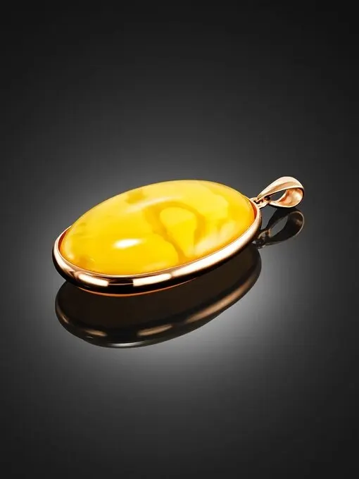 Овальная подвеска из золочённого серебра и натурального медового янтаря