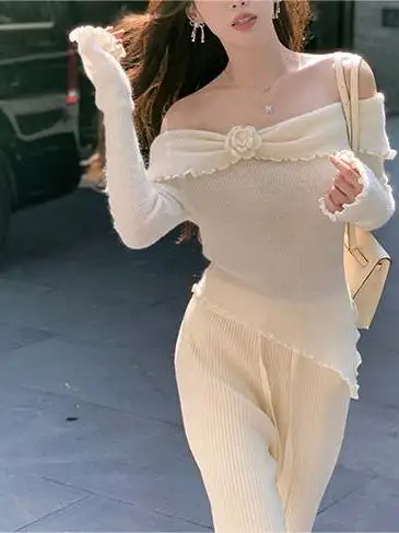 Новый тонкий однотонный пуловер в прозрачном стиле с цветочным украшением