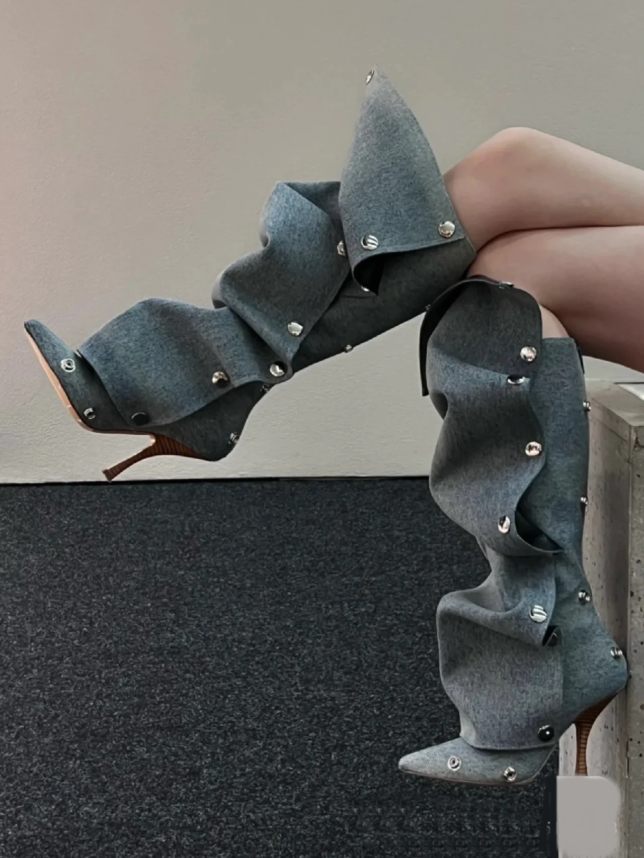 Джинсовые сапоги до колена с острым носком и пряжкой уникальные морщинистые