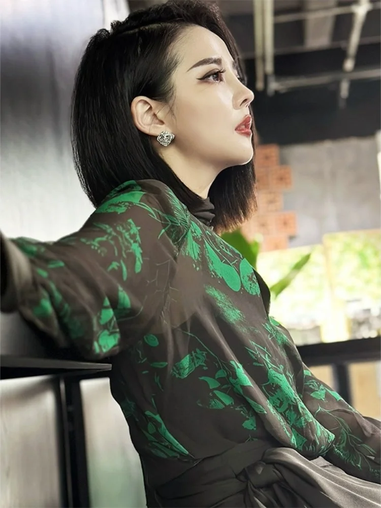 French style unique and unique, extremely beautiful, westernized, age reducing top, niche design, green floral tie up shirt,