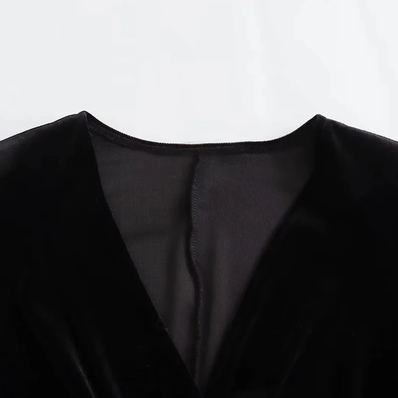 Женское облегающее платье с V-образным вырезом