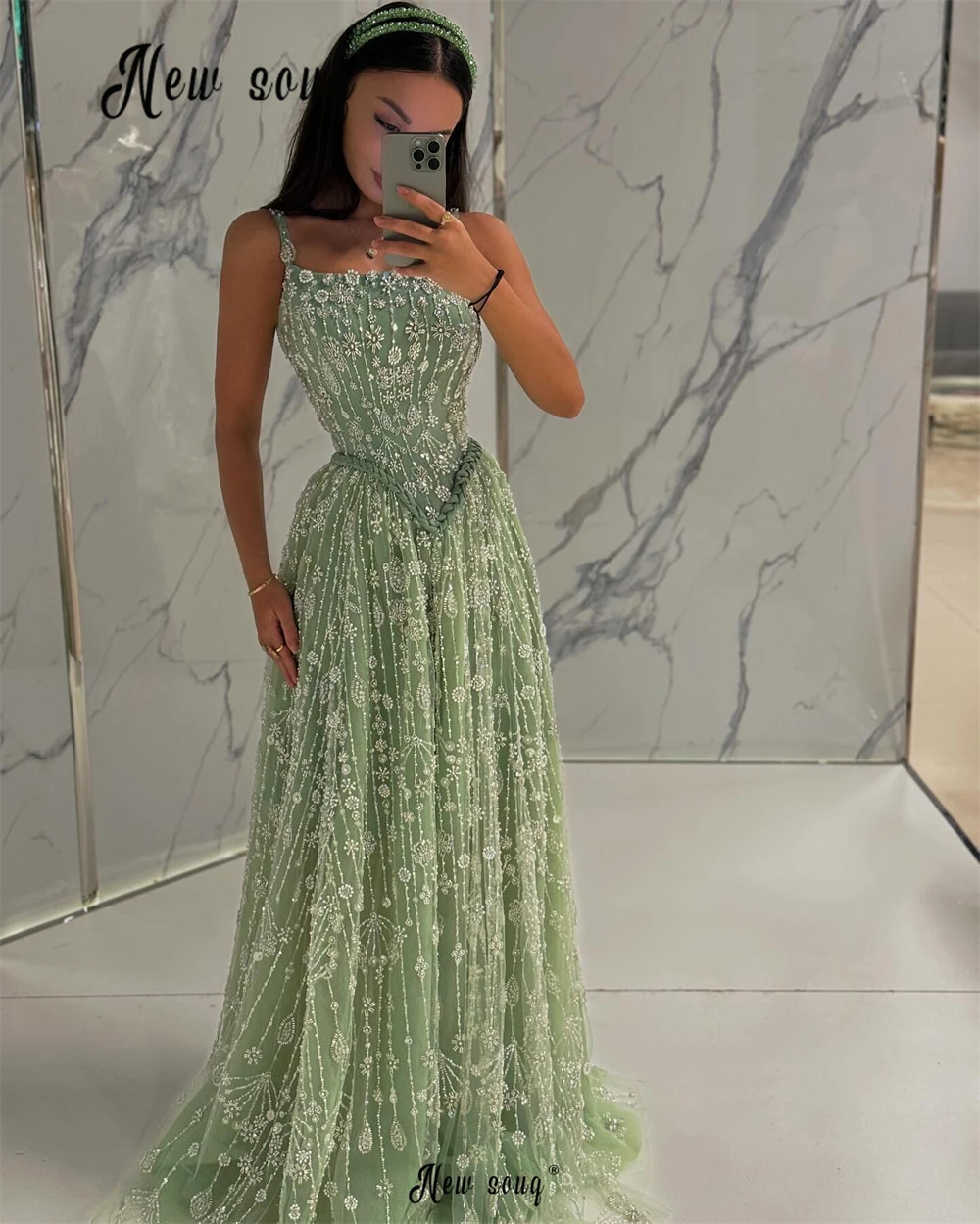 Зеленое вечернее платье с вышивкой трапециевидное на бретельках подружки
