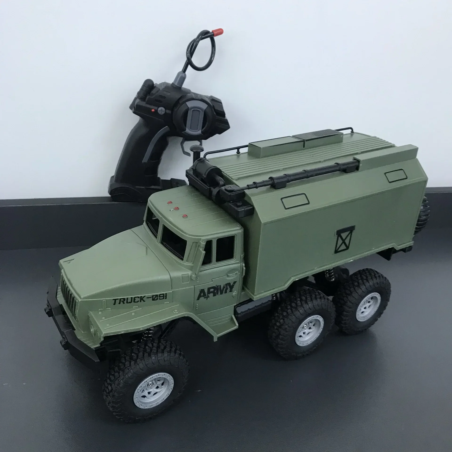 1/16 радиоуправляемый внедорожный 4x4 2 4G 4WD автомобиль моделирование военный