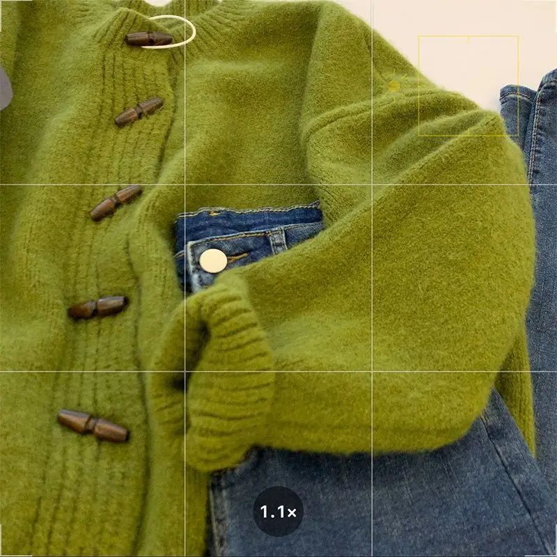 Вязаный свитер в студенческом стиле