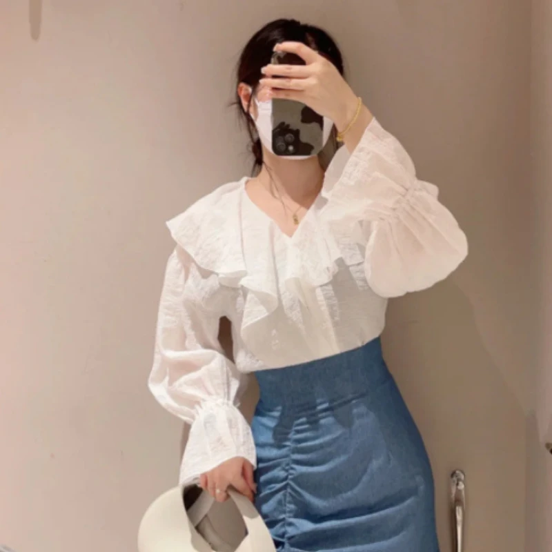 Женская блузка с V-образным вырезом длинным рукавом и воланом