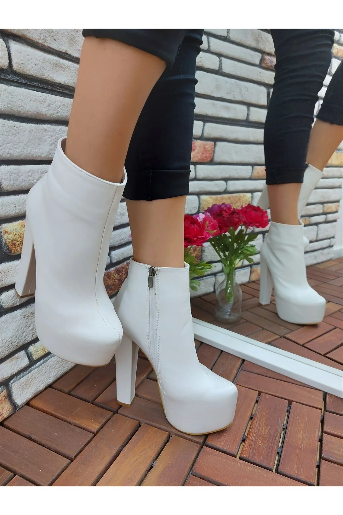 

Tailstock White Skin High-Heeled Boots