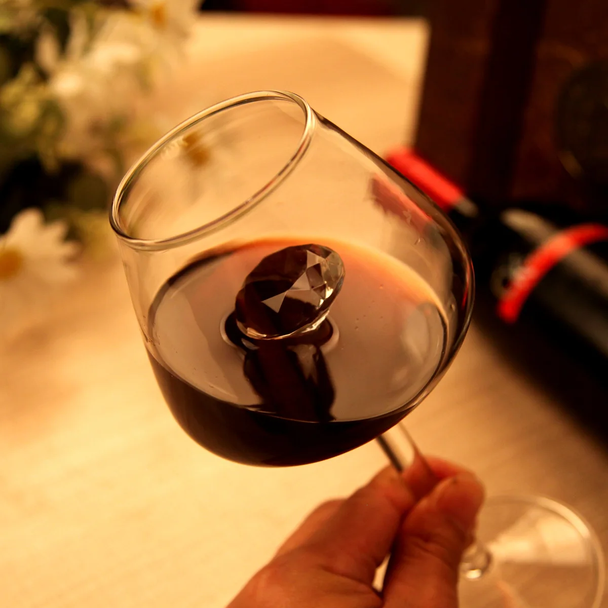 Прозрачный стеклянный бокал для вина