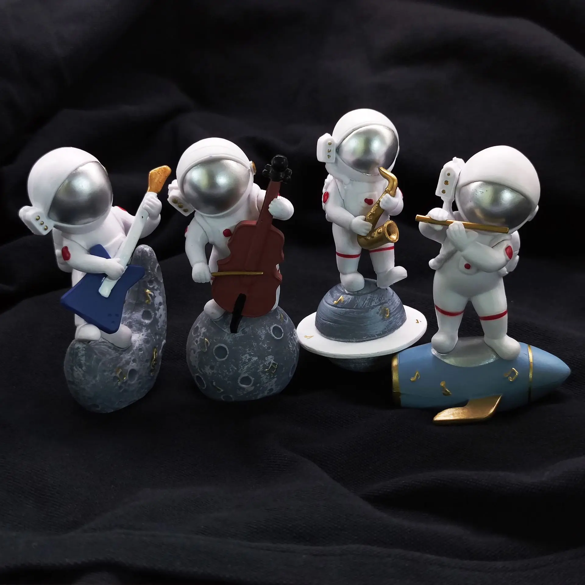 

BANDAI New Arrival Silver Spaceman Spot Hand-made Model Ornament Collection Gacha Action Figure Finished Product TOYS