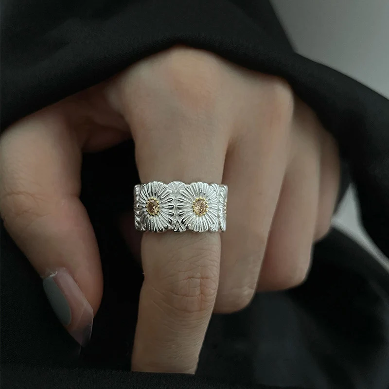 

New Design Small Daisy Ring Men And Women Sunflower Couple Ring Ring Niche Eternity Series Jewelry Accessories