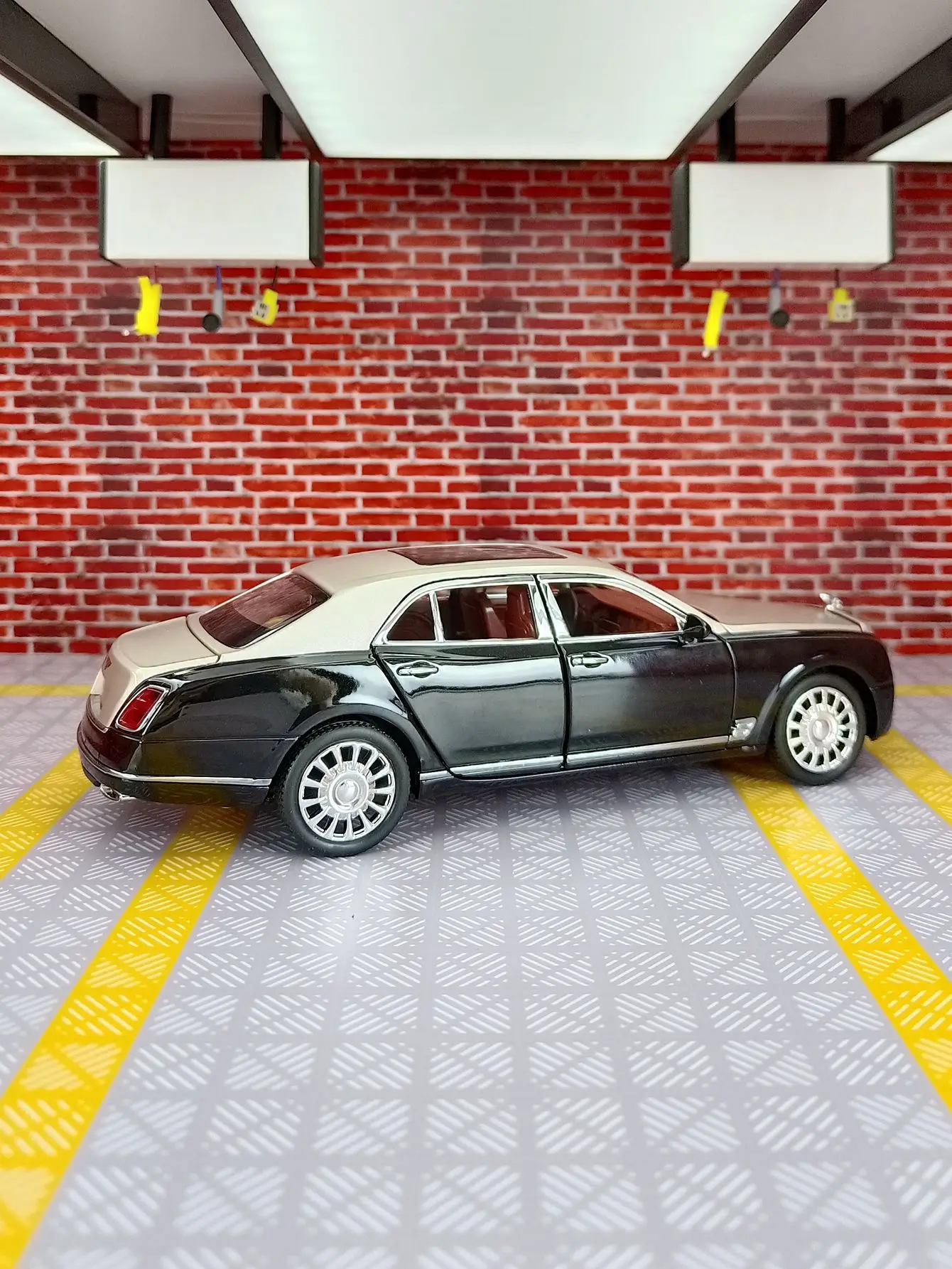 Фото Модель автомобиля Bentley Mulsanne из сплава, масштаб 1:24, двери и капот открываются, багажник можно открывать, богато детализирована, тонкая работа. №3