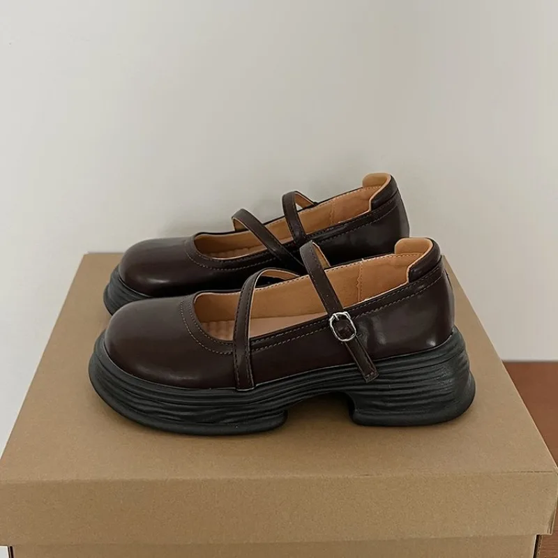 Женские туфли-лодочки из лакированной кожи с двойной пряжкой и ремешком на