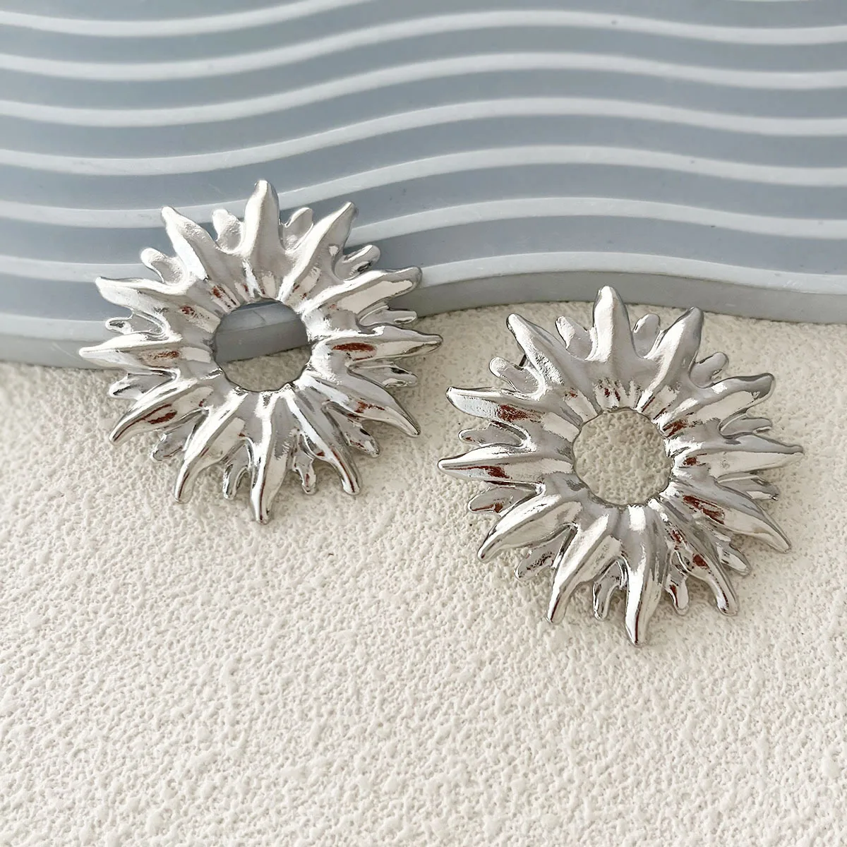 Металлические серьги-гвоздики с геометрическим рисунком подсолнечника для