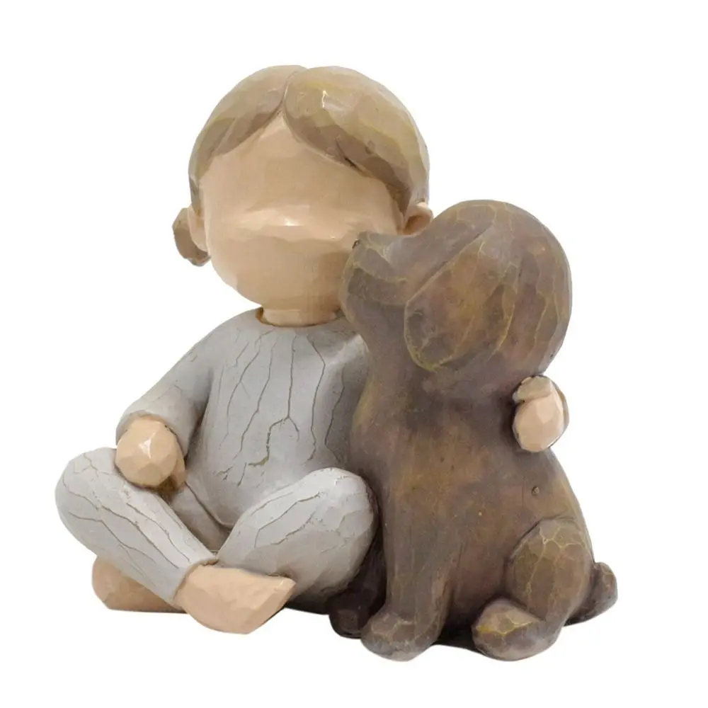 Маленькая фигурка статуя девушки и собаки уличный сад газон художественное