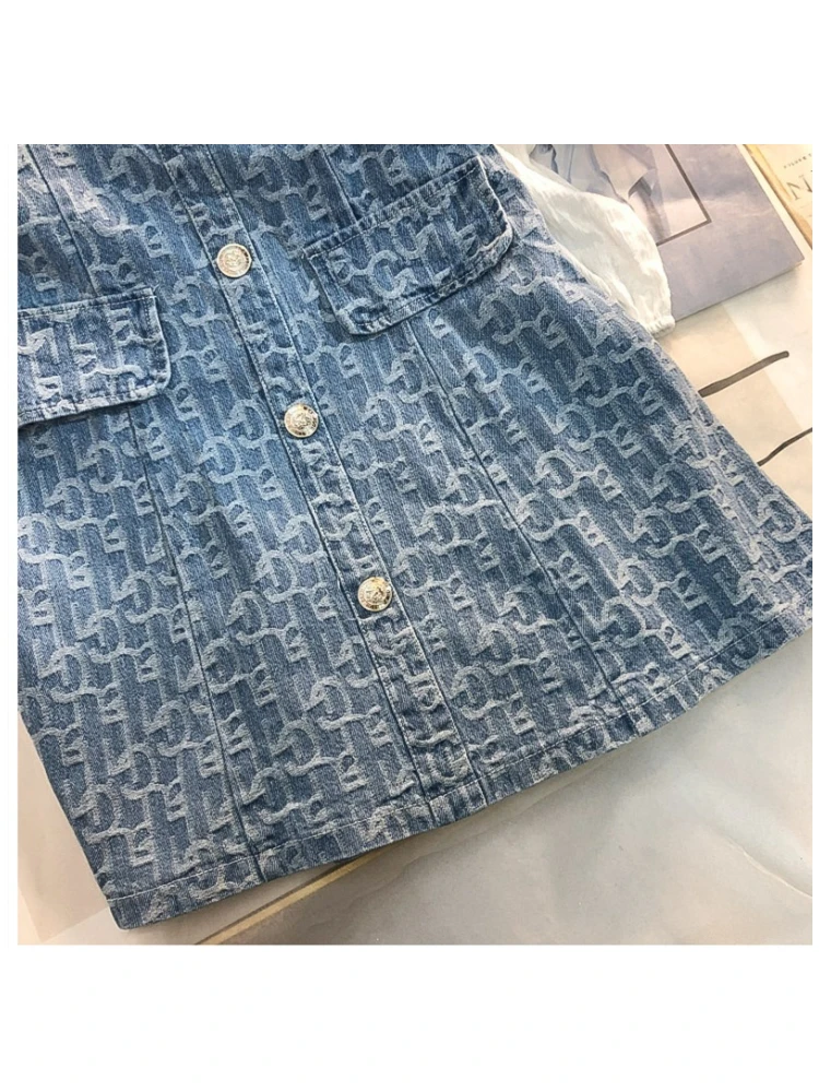 Женская голубая жаккардовая джинсовая юбка на подтяжках яркая белая футболка с