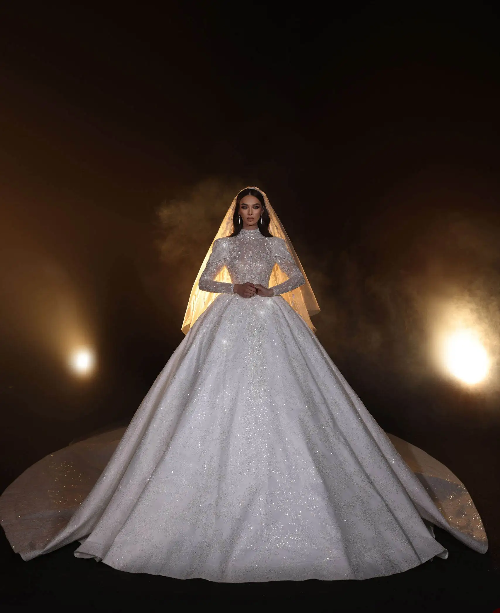 Роскошное Свадебное платье бальное с высоким воротом аппликацией и блестками