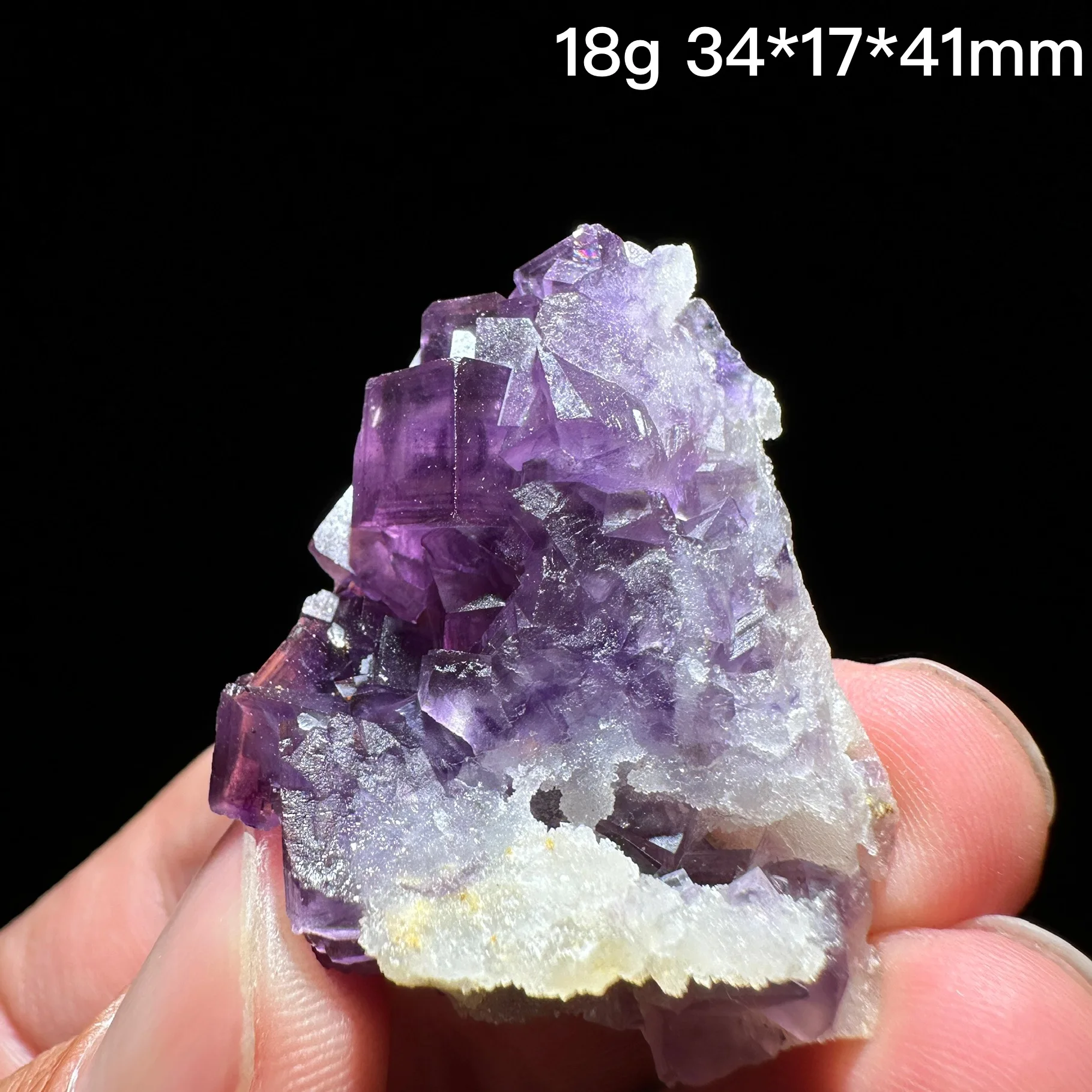 

Фиолетовый кристаллы флюорита