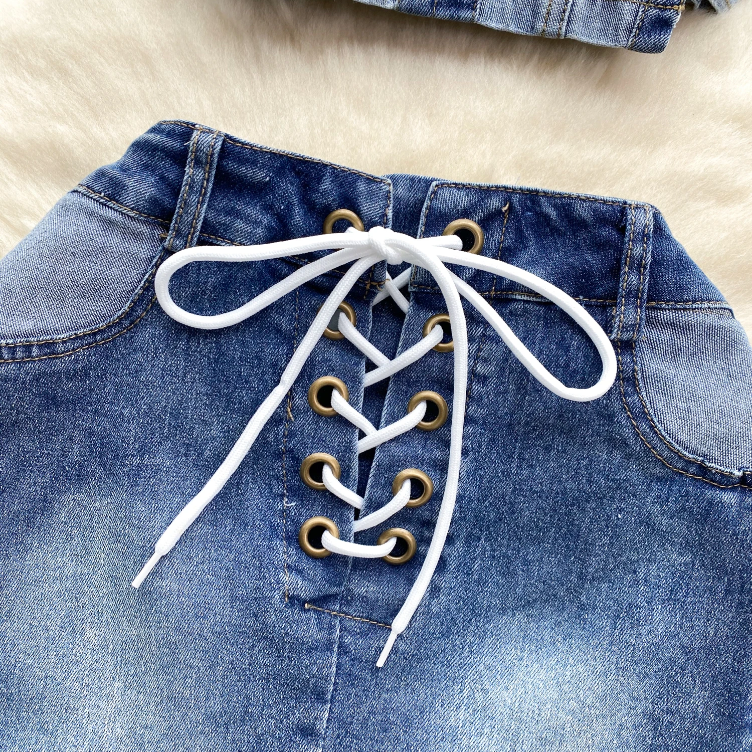 Женский джинсовый костюм vaquero из двух предметов майка с лямкой на шее и мини-юбка