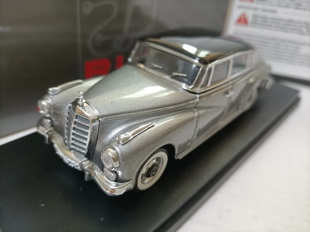 

Модель автомобиля Rio 1/43 BENZ 300 W189 1951 серебристо-серый