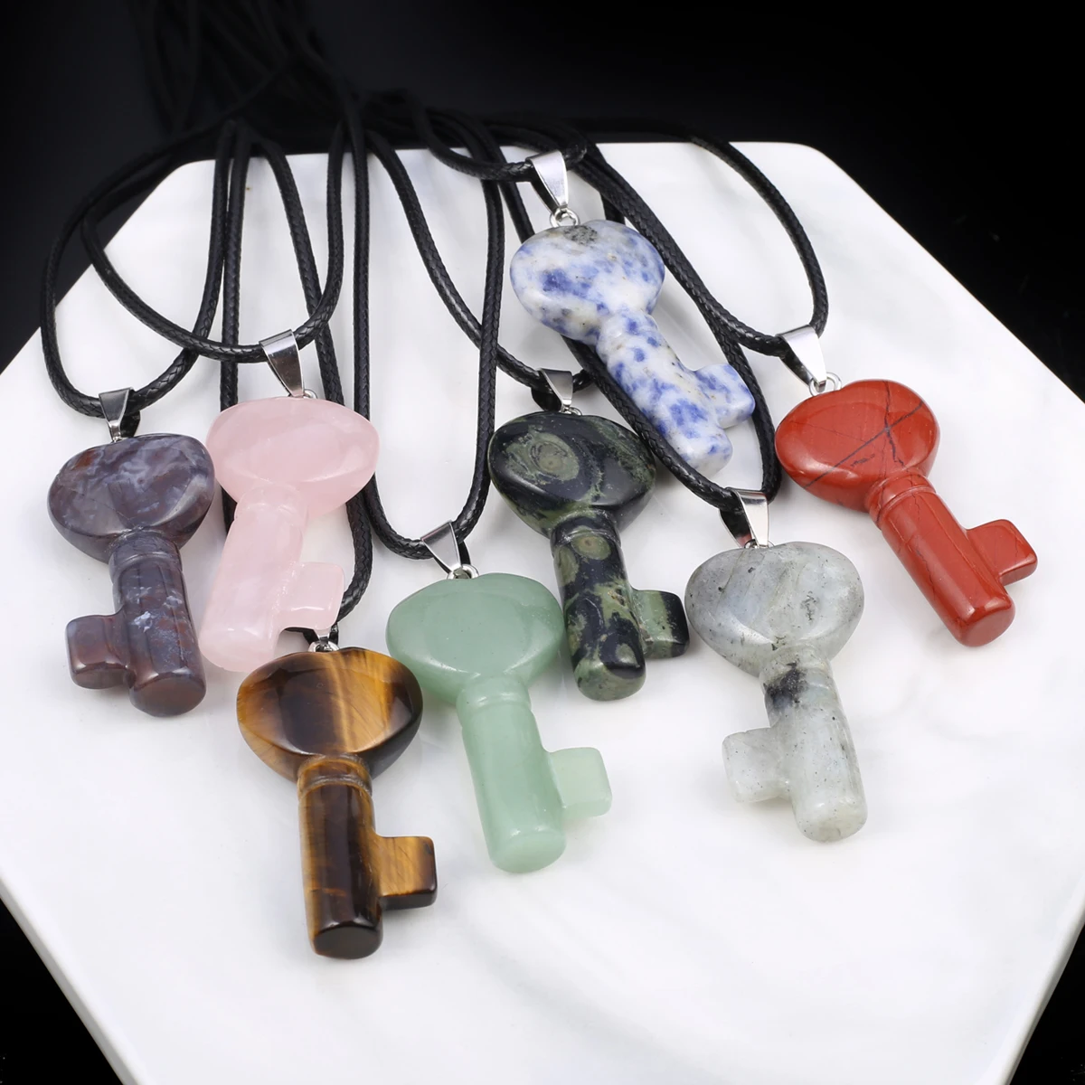 Ожерелье из драгоценных камней в форме ключа в форме сердца