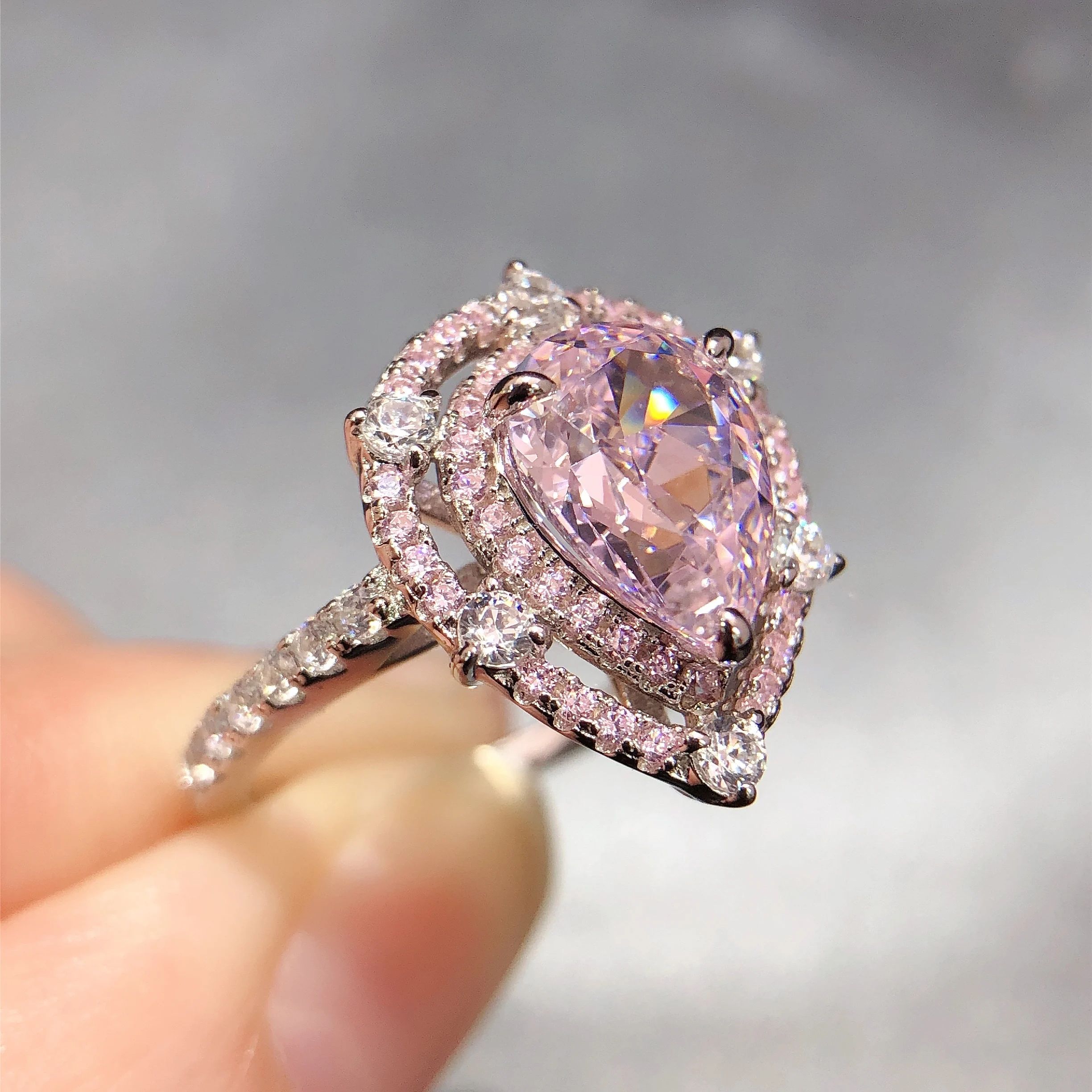 

Женское кольцо из 18-каратного белого золота, с розовыми бриллиантами