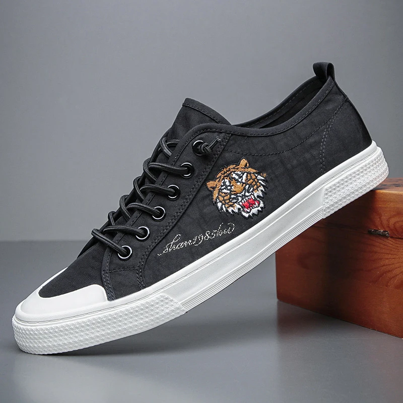 

2022 Men Casual Shoes for Man Fabric Embroider Tiger Flat Skateboard Shoes Street Cool Lace-up Loafers