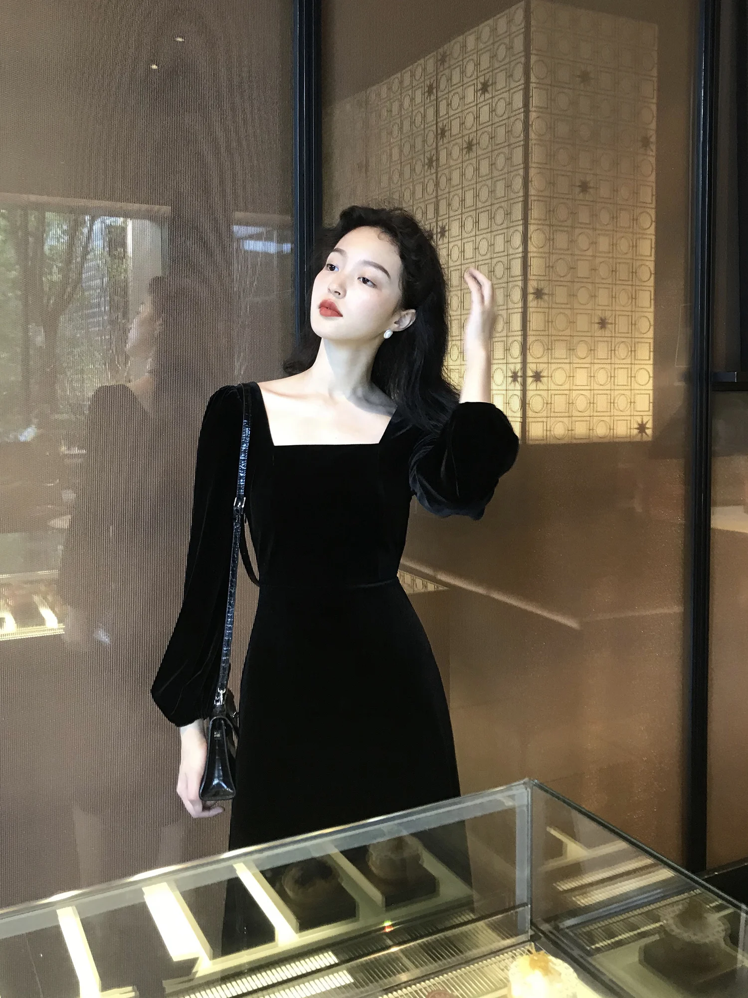 

Женское бархатное платье средней длины, золотистое платье во французском винтажном стиле с квадратным вырезом, приталенное черное платье д...