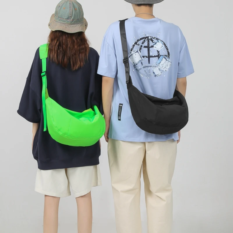 Сумка на плечо с большим внутренним отделением мягкая саквояж молнии нейлоновая