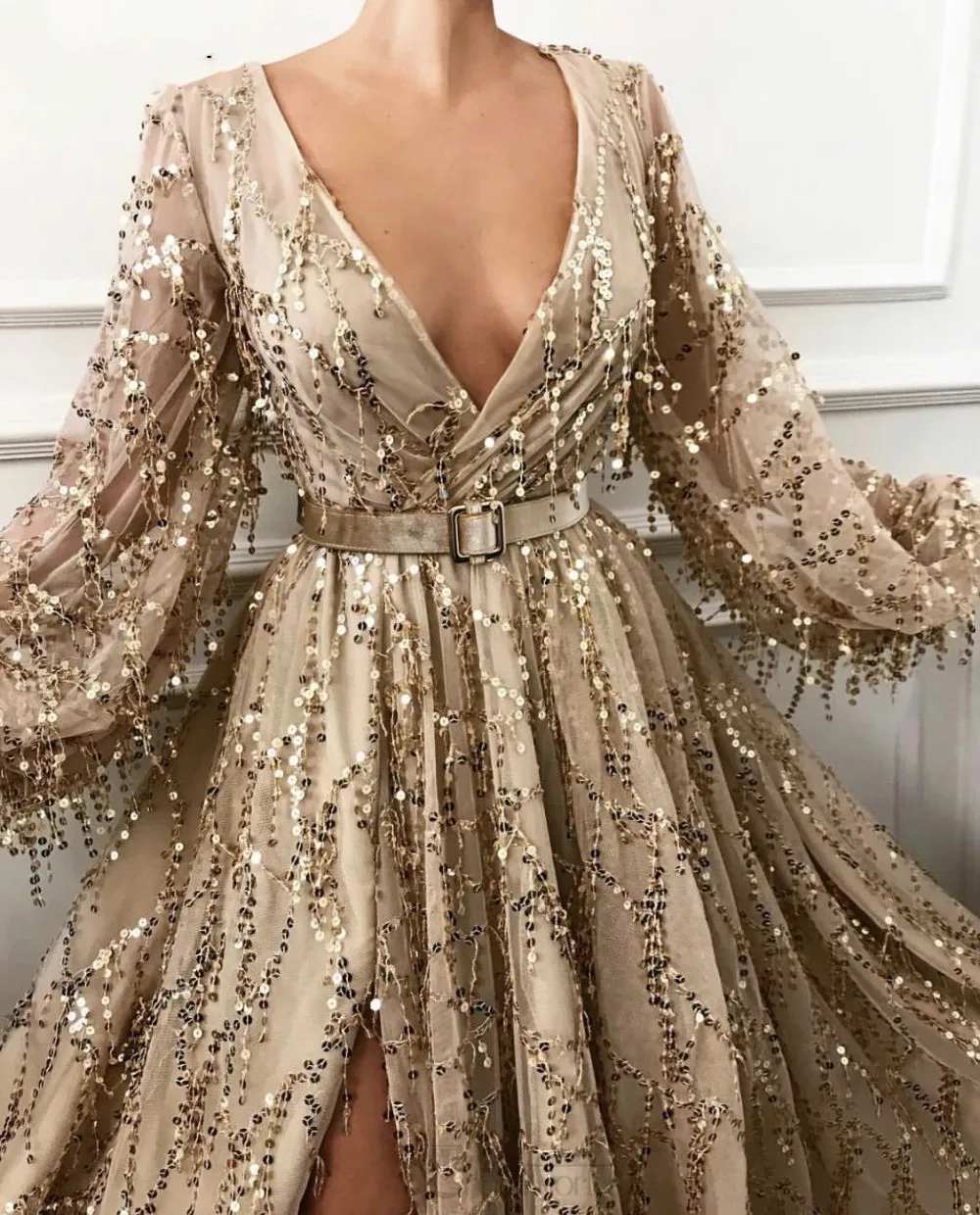 

Sexy Slit Gold Evening Dresses 2022 Latest Fashion Sequins Lace Dubai Saudi Arabic Prom Gowns Long Sleeves Formal Party Dress