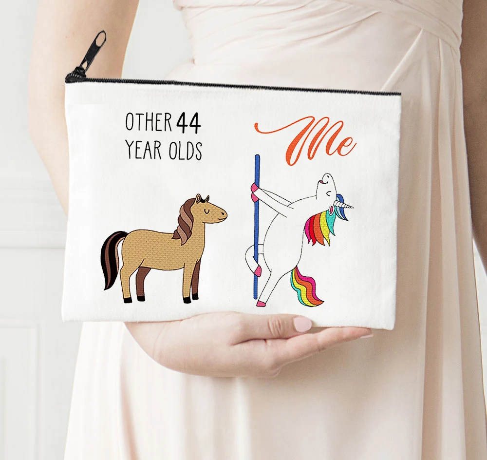 

Холщовая косметичка с цветочным принтом и изображением лошадей, 44 года