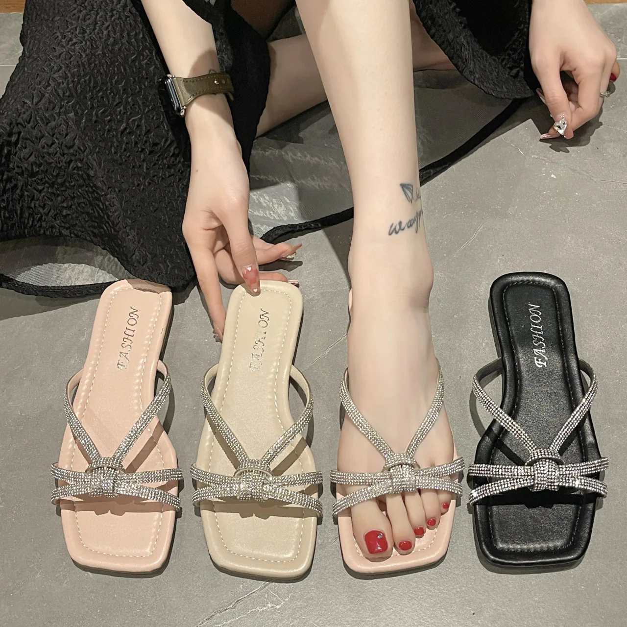 

Low Square Toe Beach Shoes Glitter Slides Slippers Women Summer Big Size Pantofle Fashion Sabot Jelly Peep 2023 Flat Luxury Crys