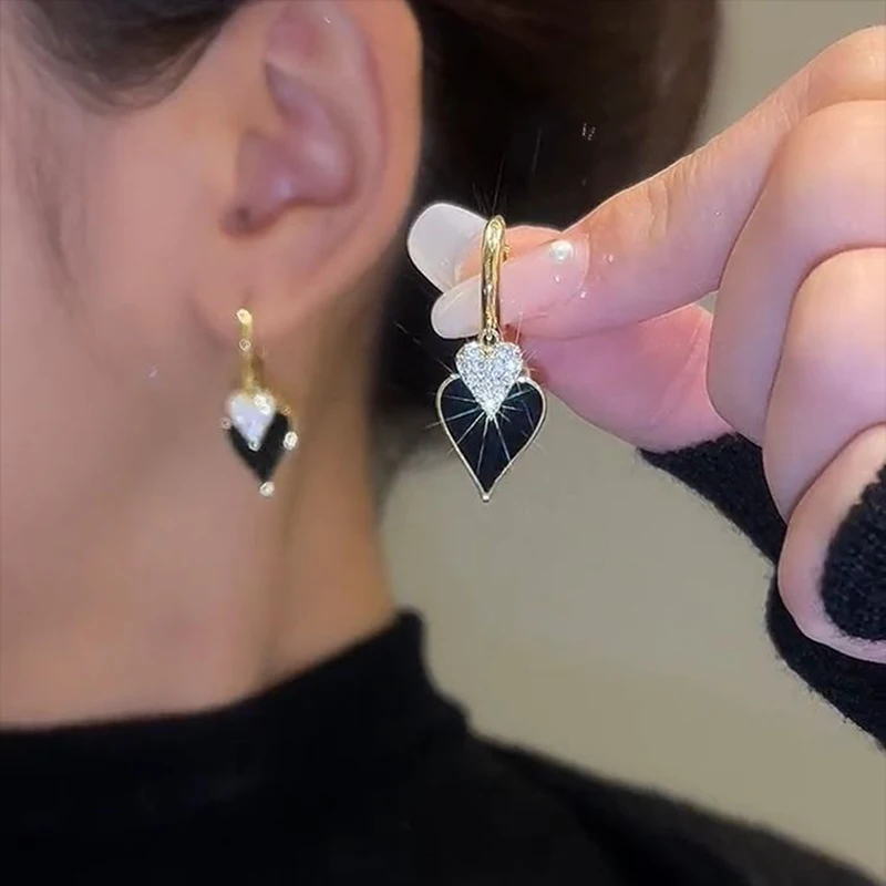 

2023 New Fashion Shiny Unique Queen of Spades Simple Temperament Earrings Women's Party Jewelry Exquisite Gifts Wholesale