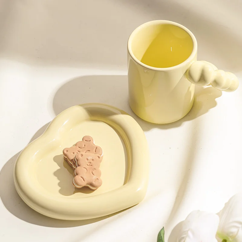 

Керамические кофейные кружки с блюдцем в форме сердца, креативная пара чашек для воды, Набор чашек для молока, чая, кофейная кружка с вращающейся ручкой, подарки на день рождения