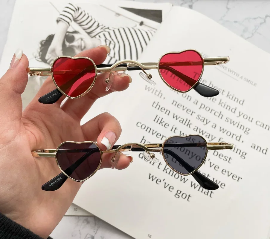 

New Small Metal Frame Heart Shaped Retro Sunglasses For Women Fashion Design Funny Hip Hop Punk Sunglasses For Men gafas de sol