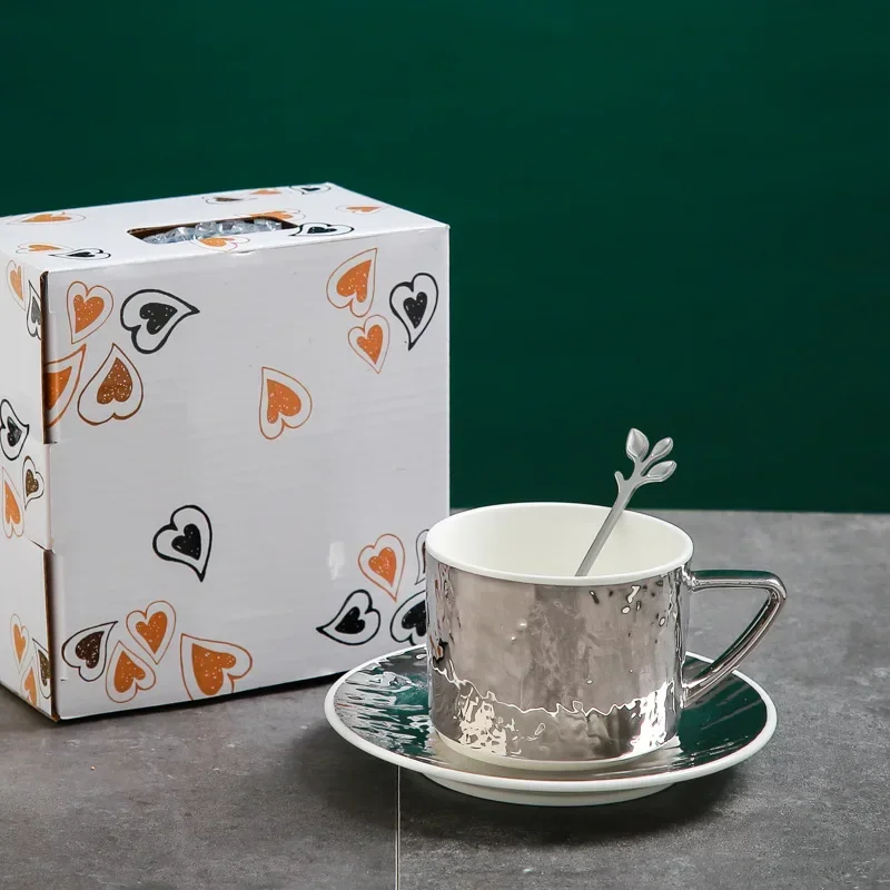 

Керамические кофейные чашки и блюдца с тиснением