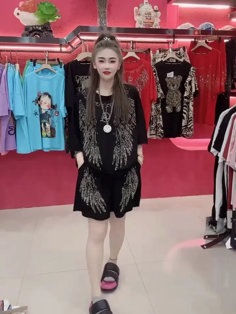 Женская одежда костюм из двух предметов с крупной вышивкой и бриллиантами летний