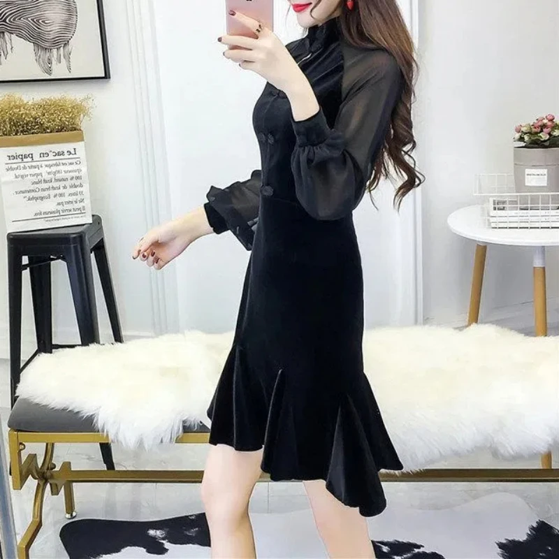 Женский однотонный пуловер с юбкой-годе круглым вырезом